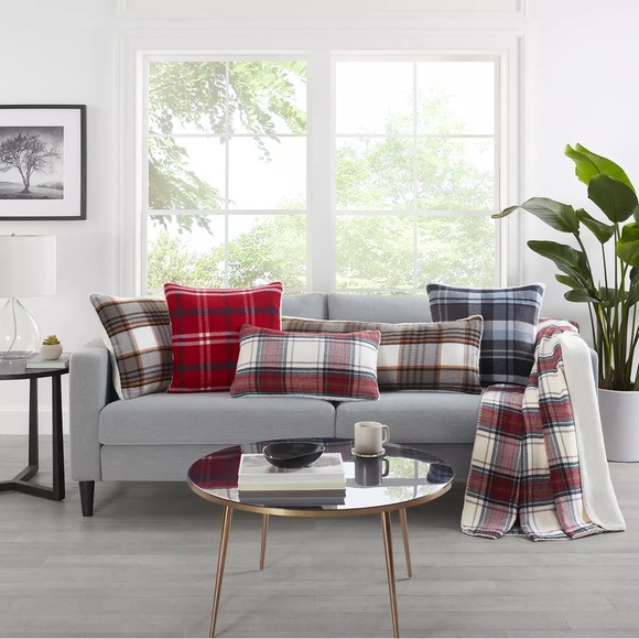 NWOT Member's Mark Plaid Faux Fur Decorative Pillow 20" x 20" - Picture 9 of 10